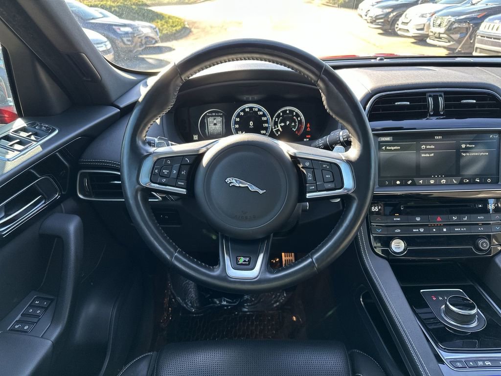 Used 2018 Jaguar F-PACE R-Sport image 14