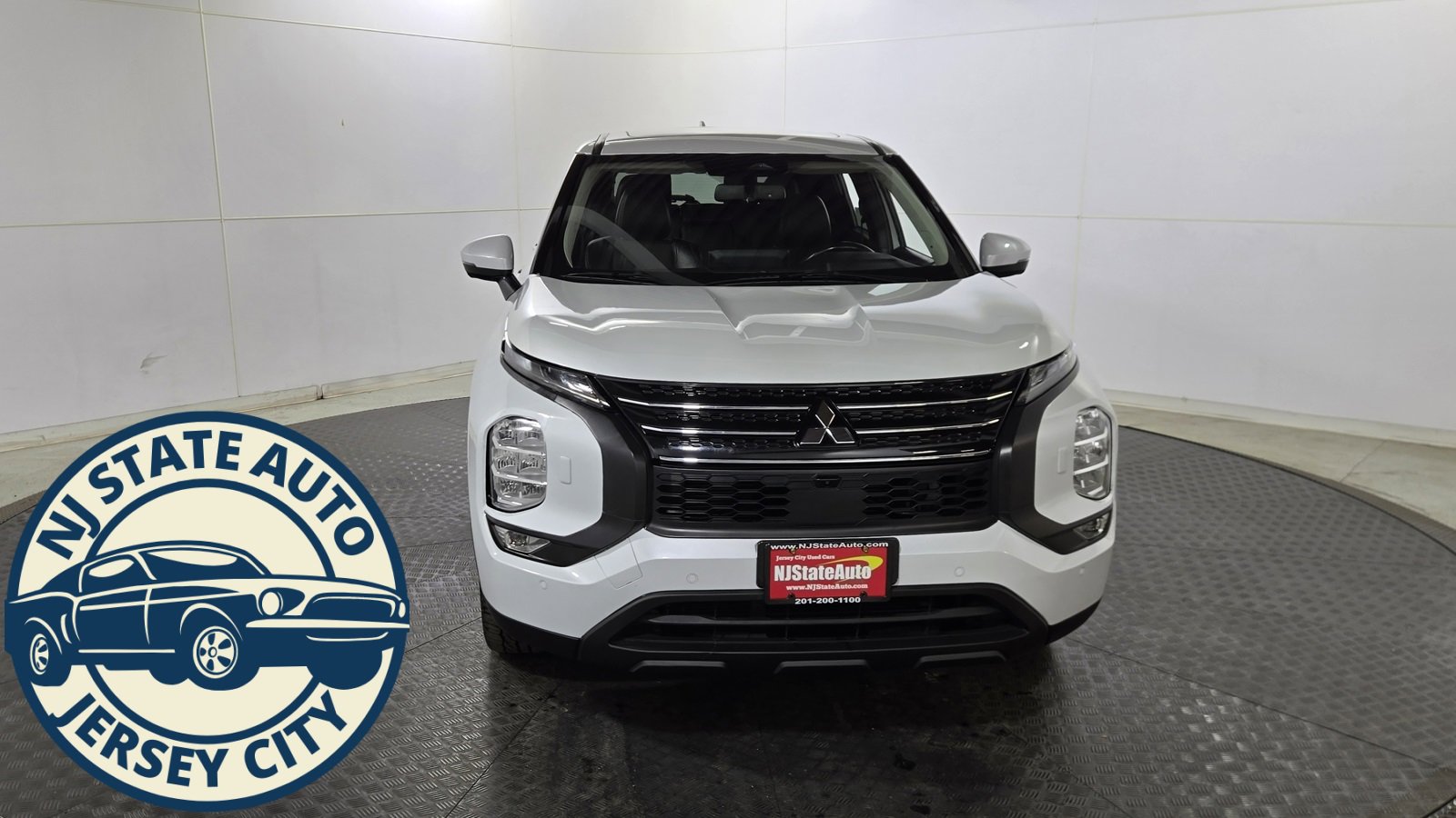 Used 2022 Mitsubishi Outlander SE image 2