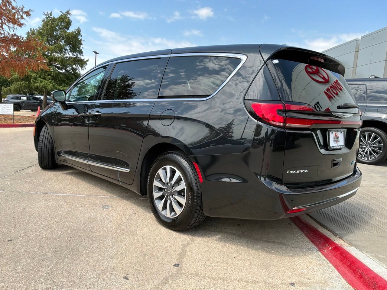 Used 2023 Chrysler Pacifica Limited FWD image 8