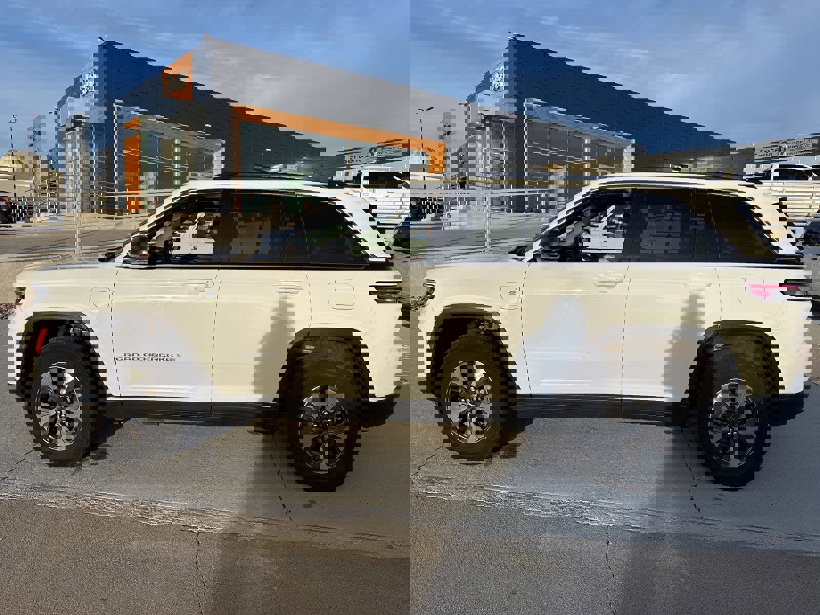 Used 2022 Jeep Grand Cherokee Limited w/ Luxury Tech Group II image 2