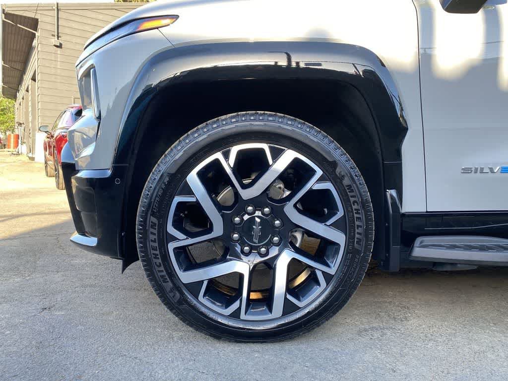 Used 2025 Chevrolet Silverado EV RST AWD/4WD image 11