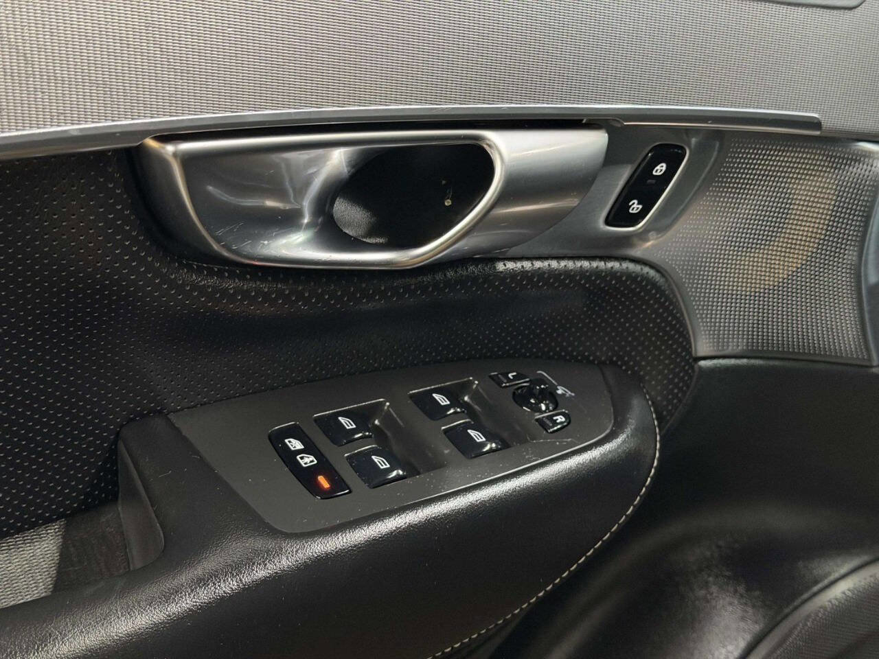 Used 2019 Volvo XC90 T6 R-Design w/ Protection Package Premier image 18
