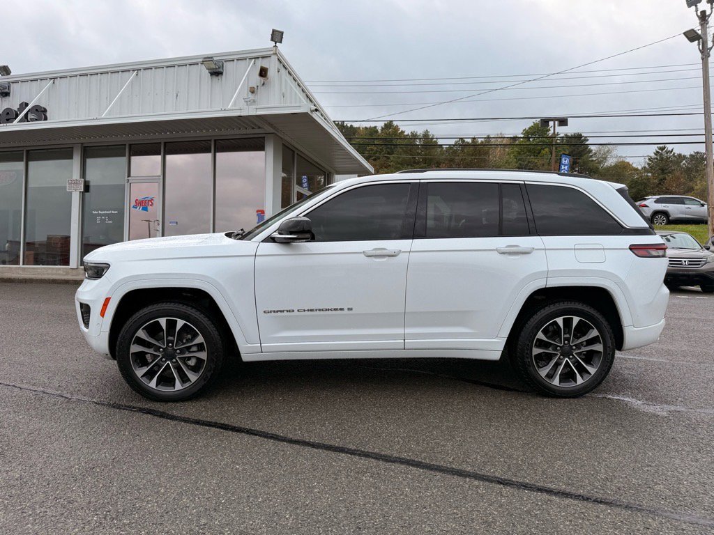 Used 2022 Jeep Grand Cherokee Overland w/ Luxury Tech Group IV image 3