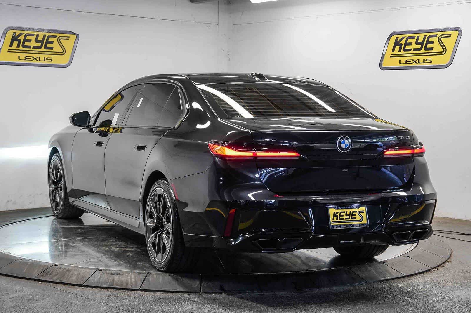 Used 2024 BMW 760i xDrive w/ Premium Package 2 AWD/4WD image 2