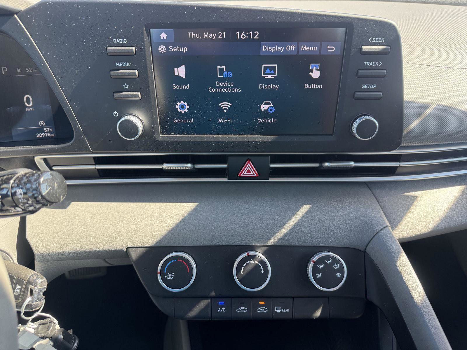 Used 2022 Hyundai Elantra SE FWD image 17