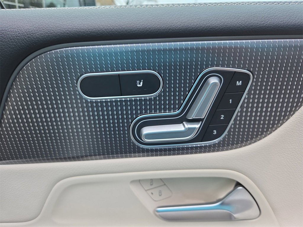 Used 2022 Mercedes-Benz GLB 250 image 17