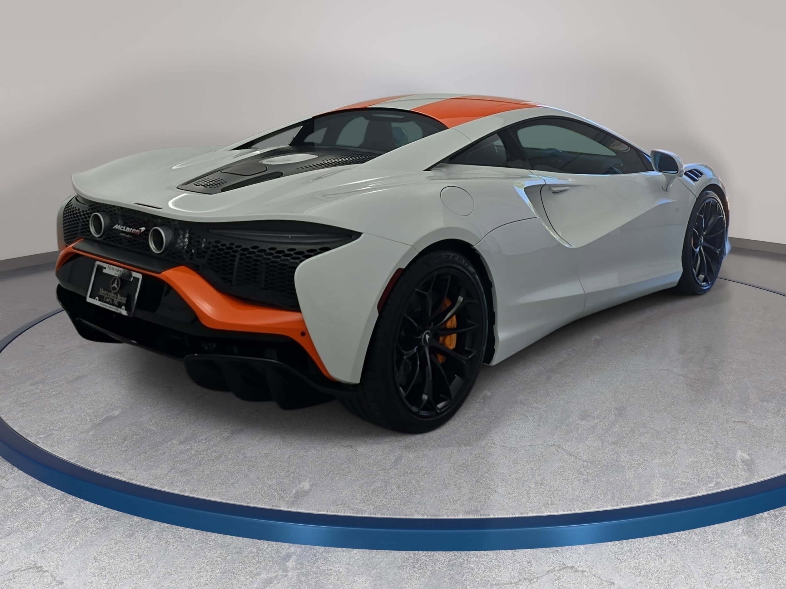Used 2023 McLaren Artura RWD image 5