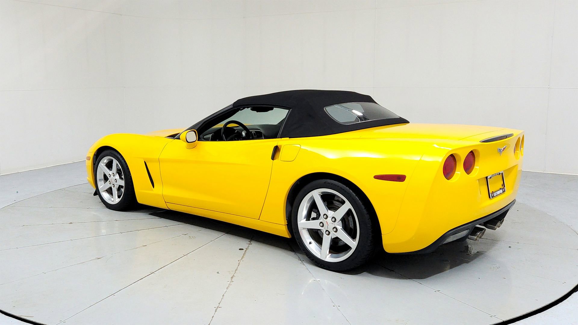 Used 2005 Chevrolet Corvette Convertible w/ Preferred Equipment Group image 3