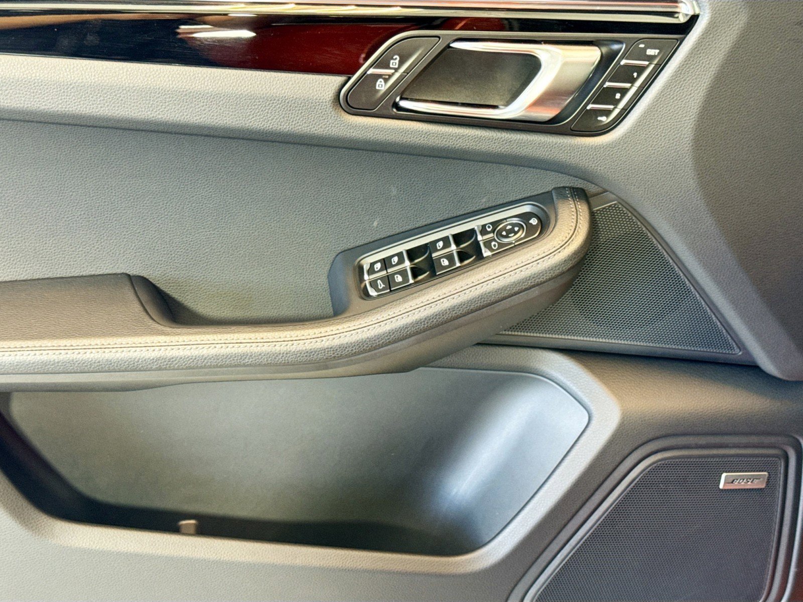 Certified 2025 Porsche Macan AWD/4WD image 11