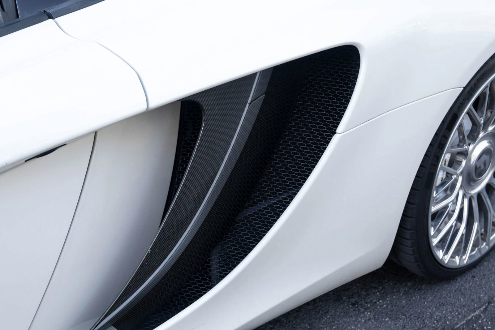 Used 2013 McLaren MP4-12C Spider image 11