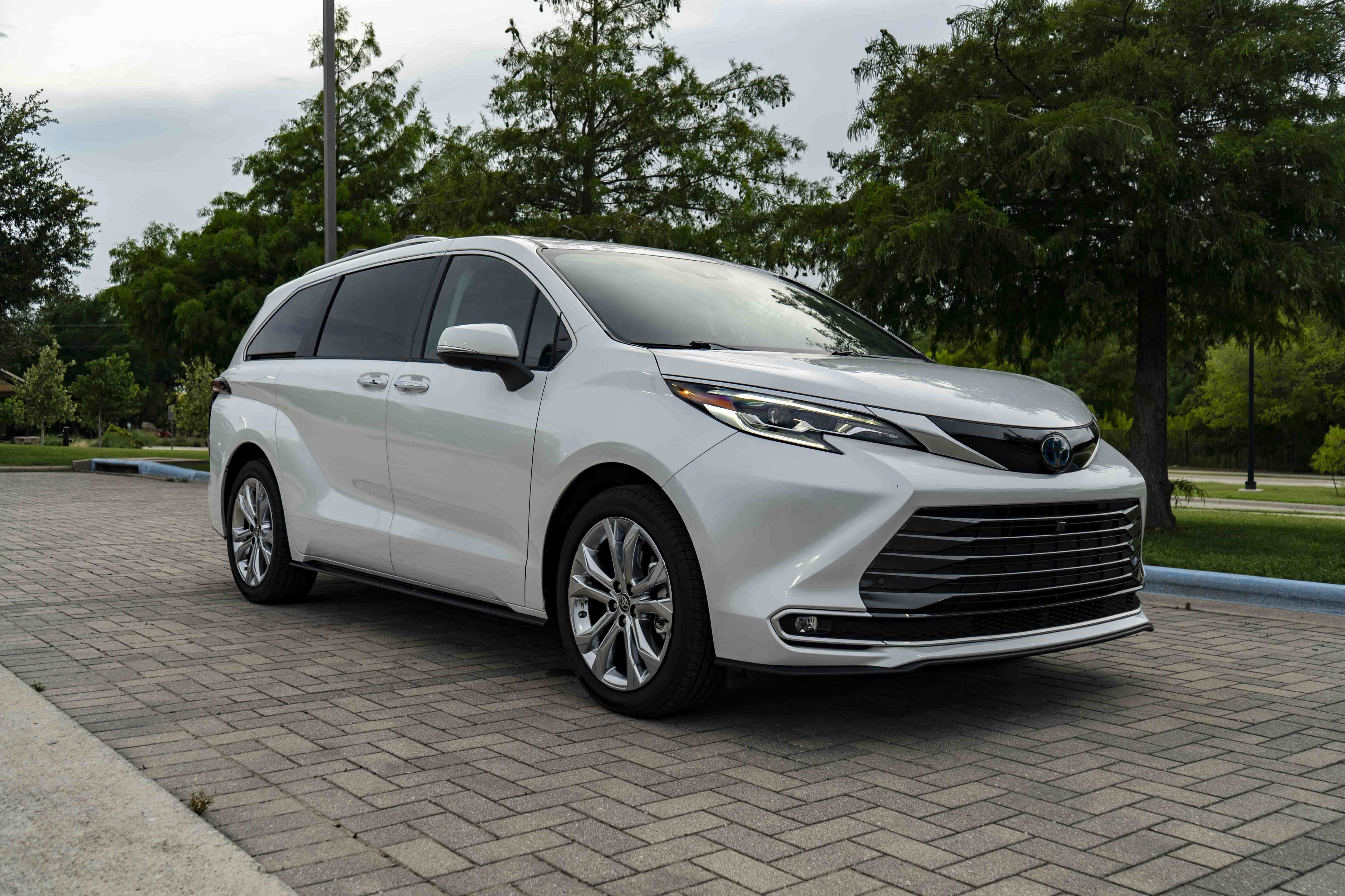 Used 2024 Toyota Sienna Platinum FWD image 2