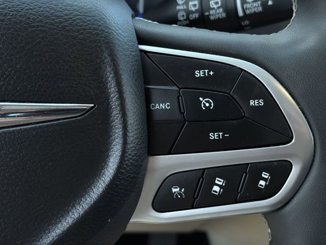 Used 2024 Chrysler Pacifica Touring-L image 28