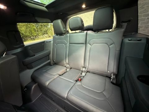 Used 2024 Land Rover Defender 130 X-Dynamic SE AWD/4WD image 18