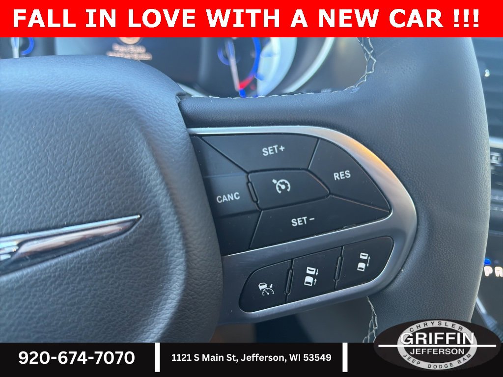 Used 2024 Chrysler Pacifica Select image 23