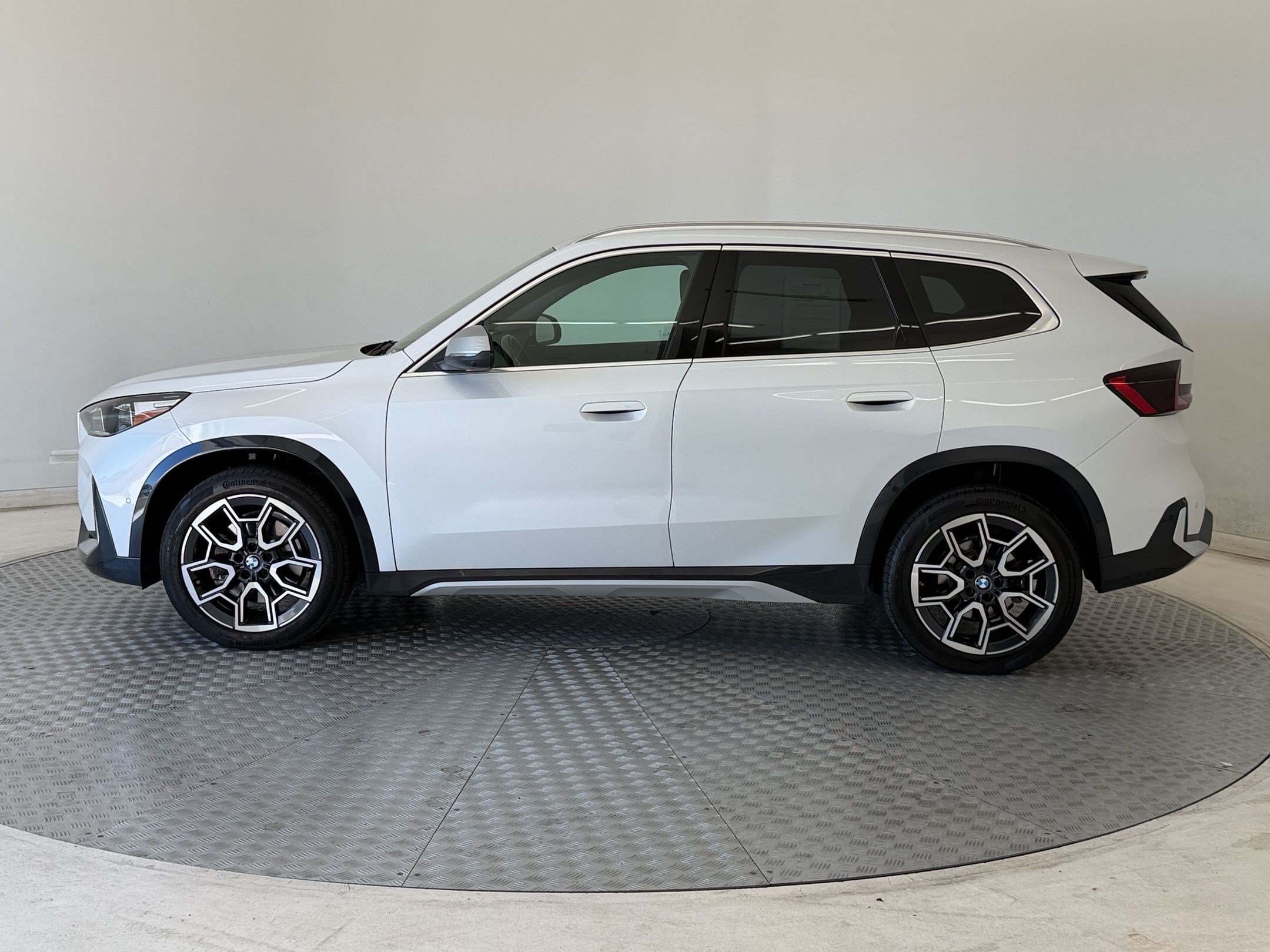 Certified 2024 BMW X1 xDrive28i w/ Technology Package AWD/4WD image 2