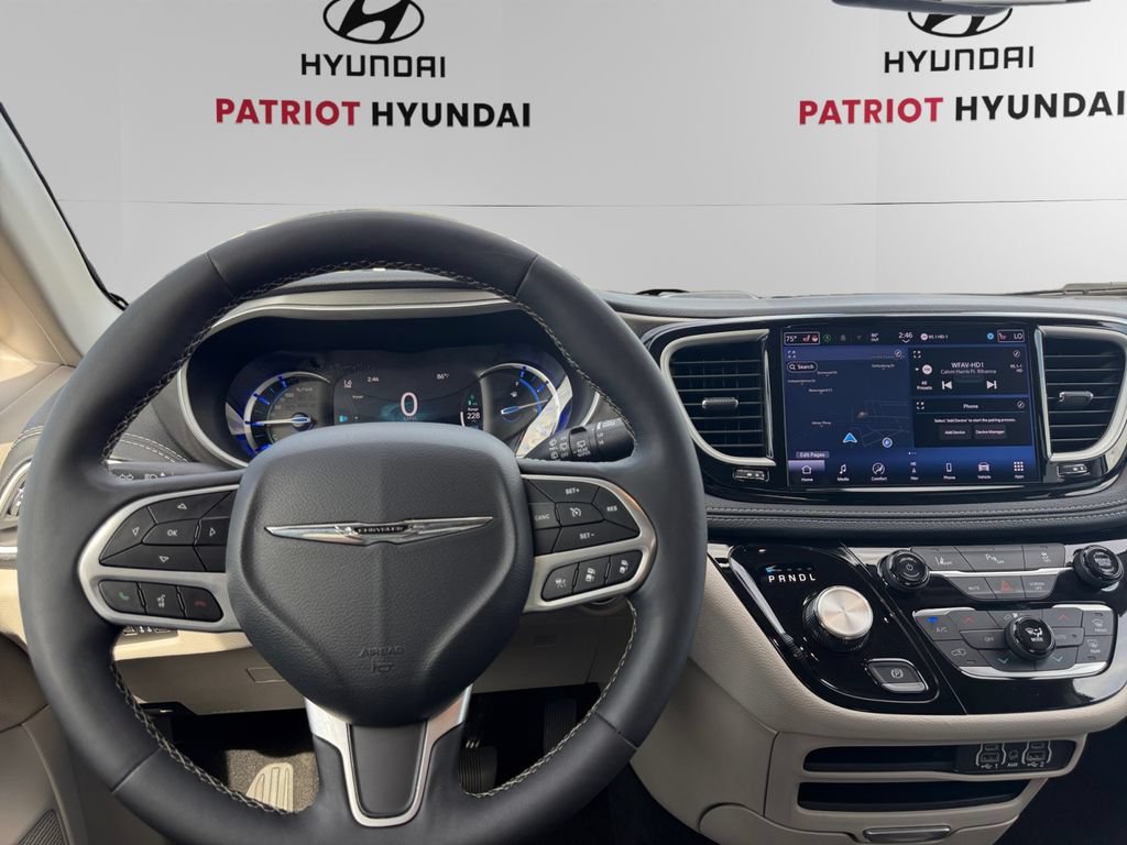 Used 2024 Chrysler Pacifica Limited FWD image 10