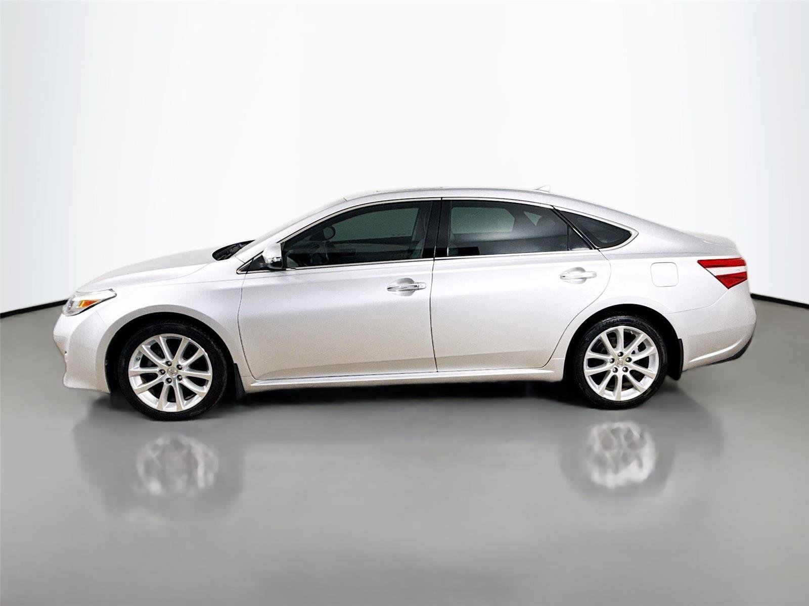 Used 2013 Toyota Avalon Limited w/ Technology Pkg FWD image 8