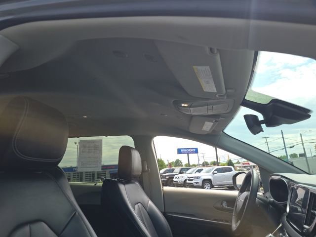 Used 2023 Chrysler Pacifica Touring-L FWD image 40