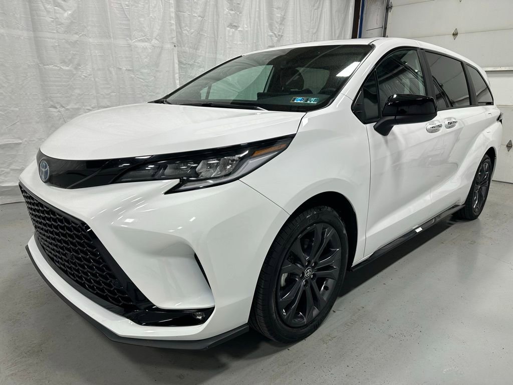 Used 2025 Toyota Sienna XSE image 3