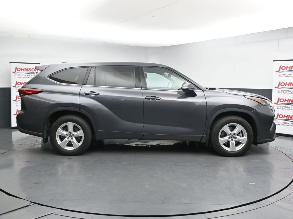Used 2020 Toyota Highlander LE AWD/4WD image 9