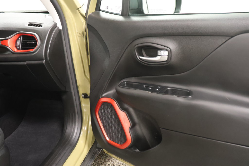 Used 2015 Jeep Renegade Trailhawk AWD/4WD image 30