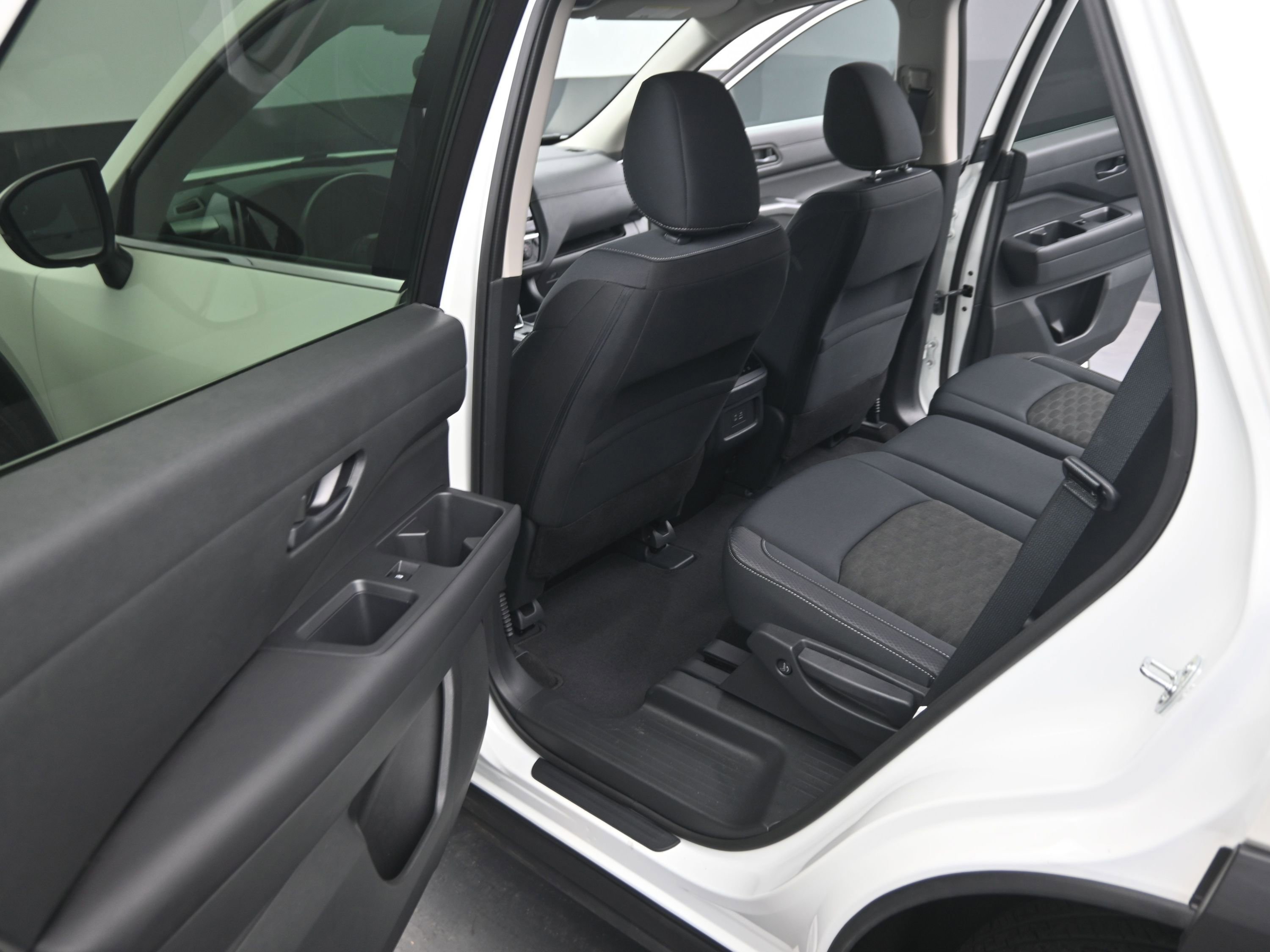 Used 2024 Nissan Pathfinder SV image 15