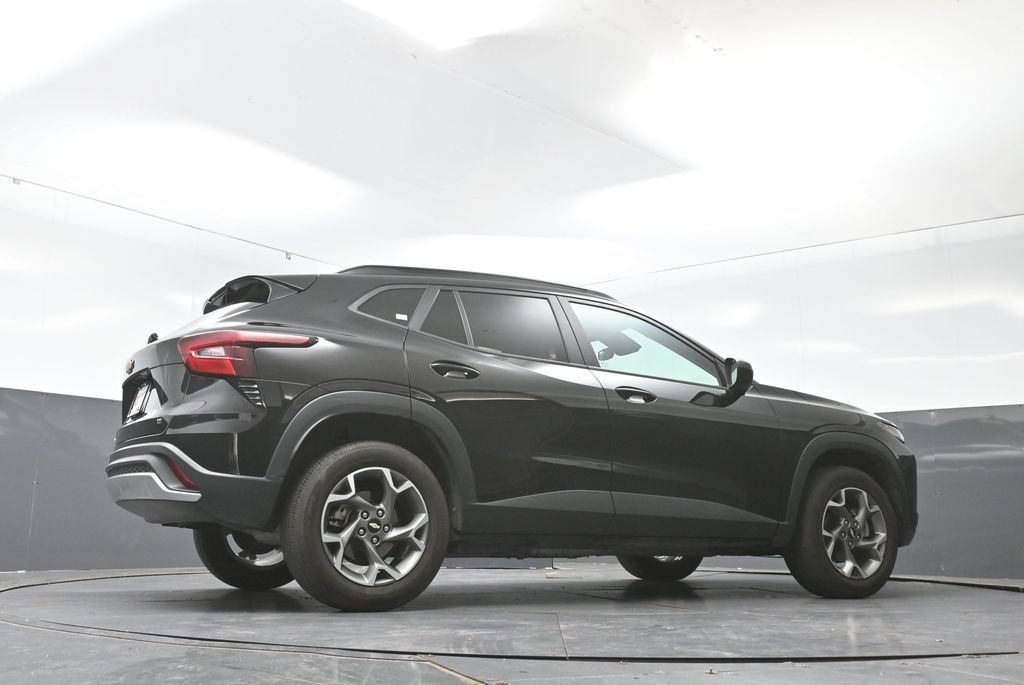 Used 2025 Chevrolet Trax LT FWD image 50
