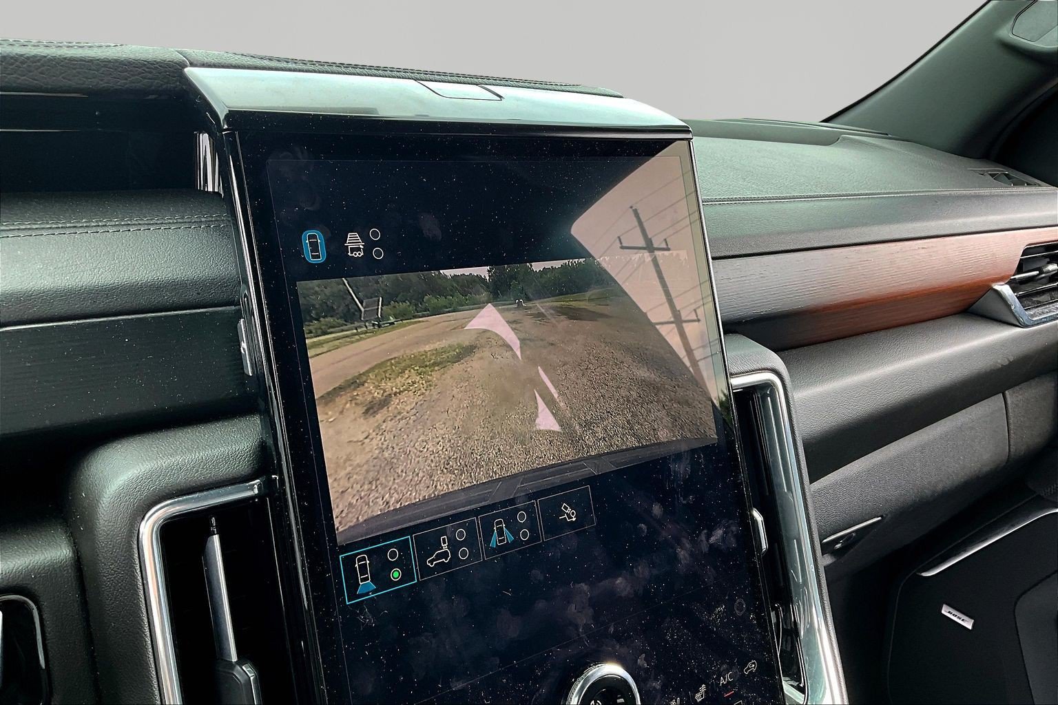 Used 2025 GMC Yukon XL Denali AWD/4WD image 14
