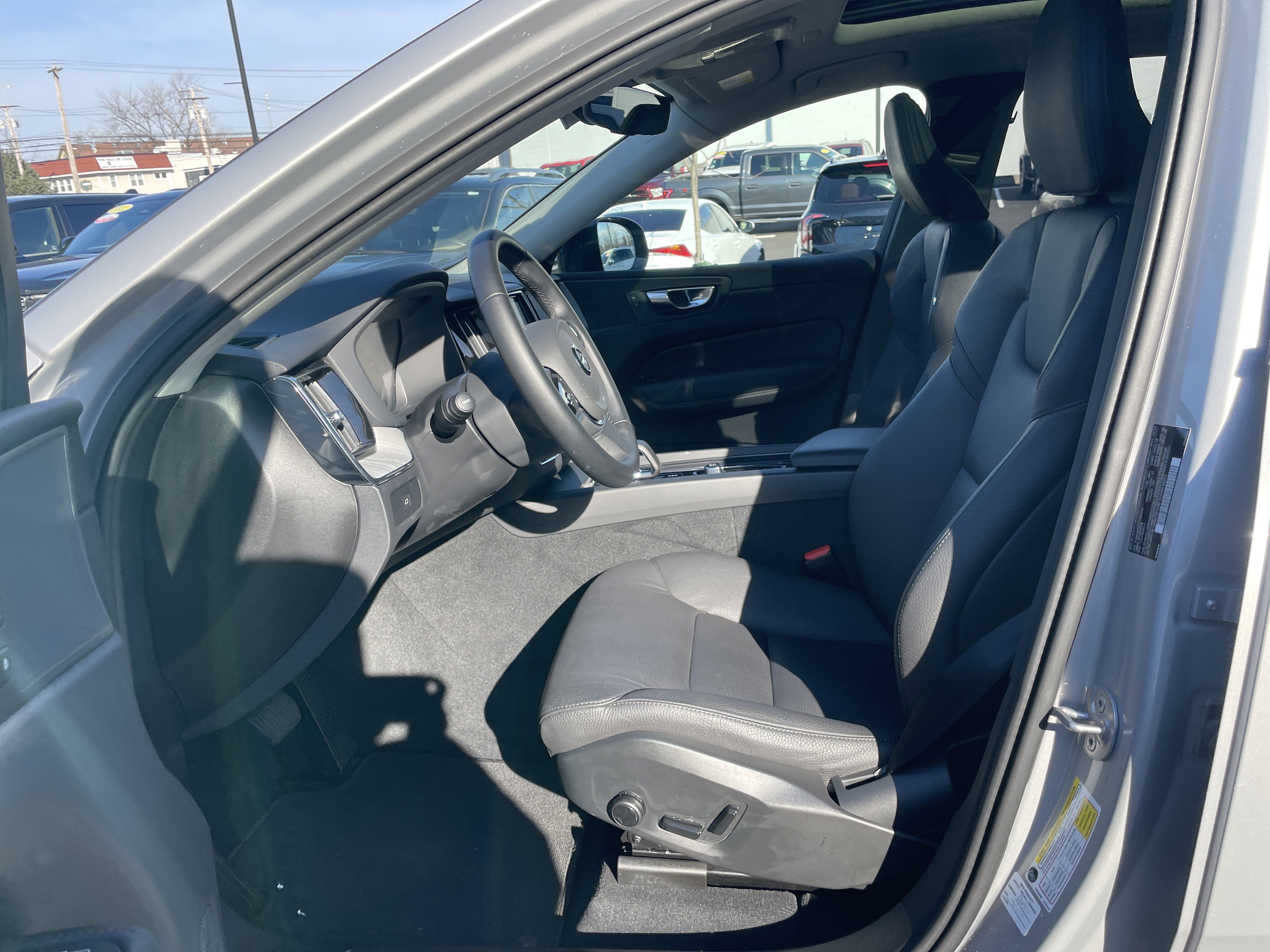 Used 2025 Volvo XC60 B5 Plus image 38