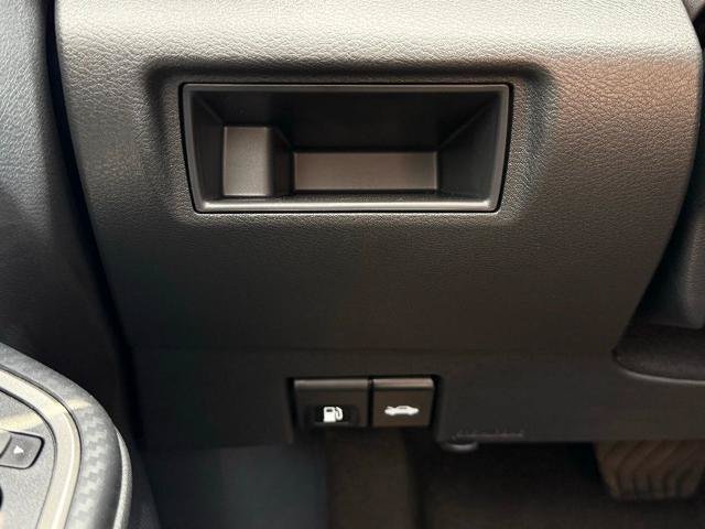 New 2025 Nissan Versa SR w/ Trunk Package FWD image 24