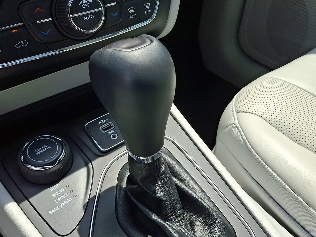Used 2021 Jeep Cherokee Latitude Lux w/ Sun & Sound Group AWD/4WD image 18