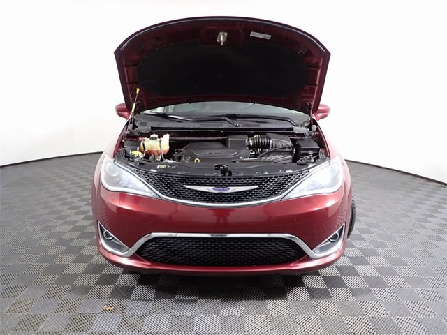 Used 2019 Chrysler Pacifica Touring-L image 6