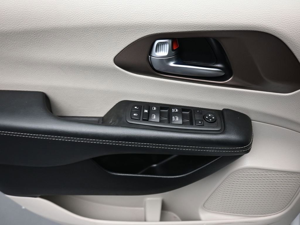 Used 2023 Chrysler Voyager LX image 10
