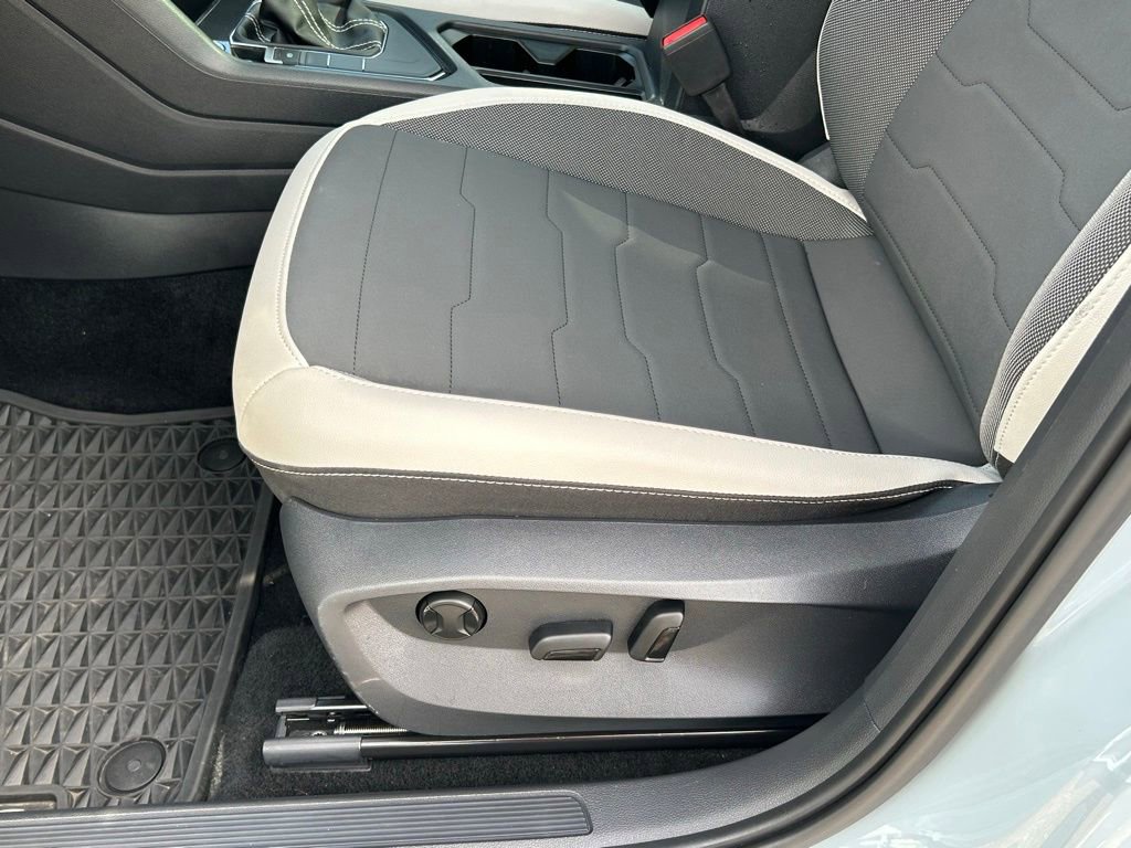 Used 2025 Volkswagen Taos SE image 13