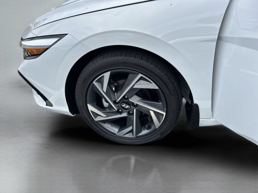 New 2026 Hyundai Elantra Limited FWD image 32