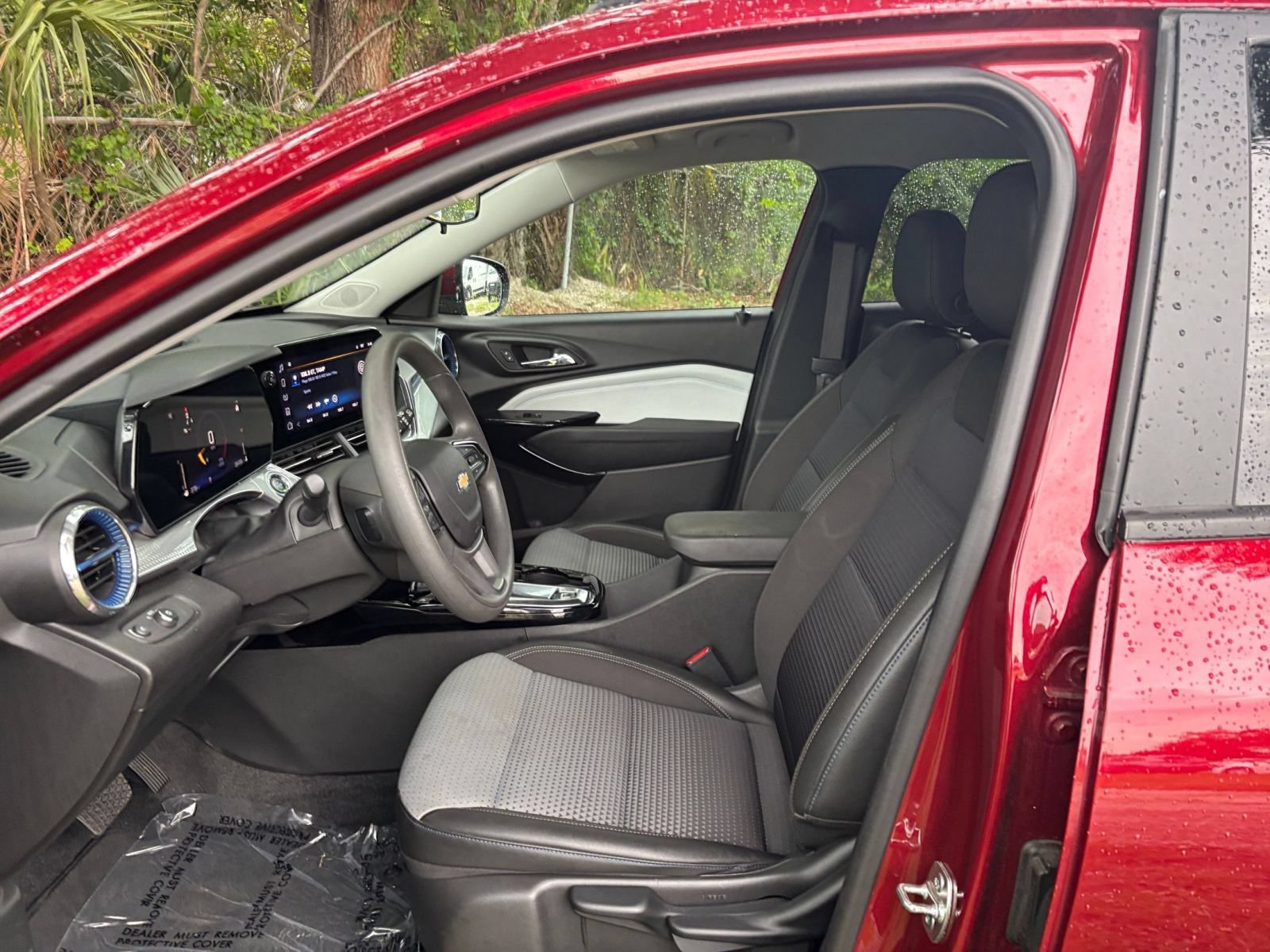 Used 2025 Chevrolet Trax LT FWD image 28