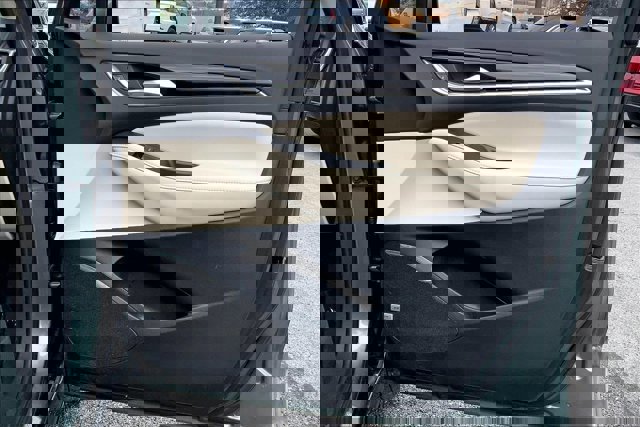 Used 2022 Buick Enclave Premium w/ Surround and Sites Package AWD/4WD image 23