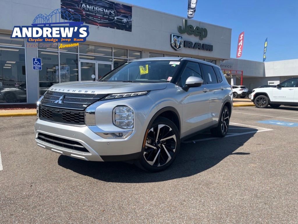 Used 2024 Mitsubishi Outlander SE image 1