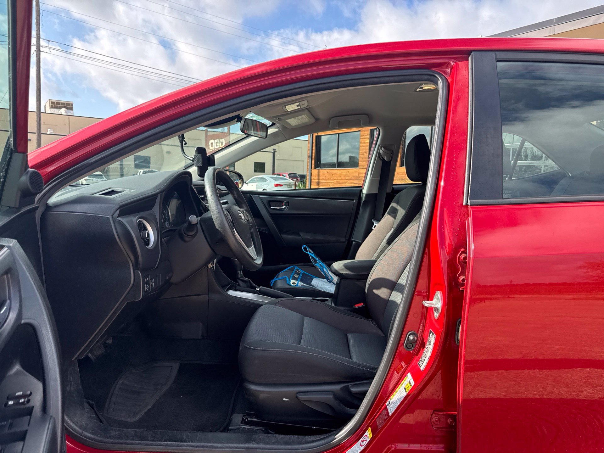 Used 2018 Toyota Corolla LE w/ Carpet Mat Package (TMS) FWD image 9