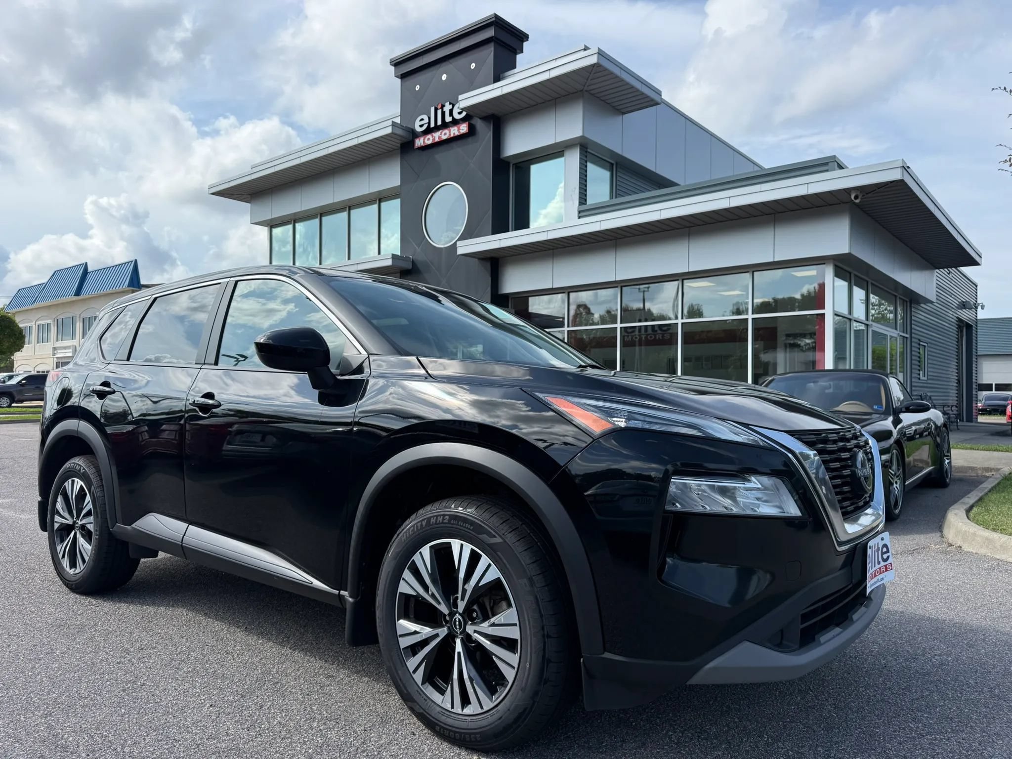 Used 2023 Nissan Rogue SV FWD image 1
