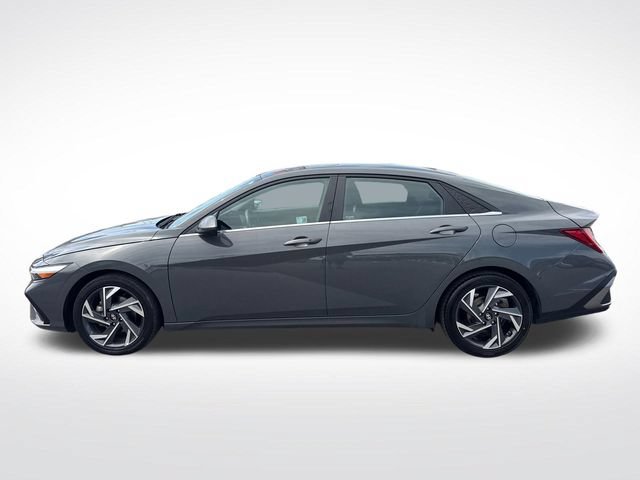 Used 2025 Hyundai Elantra SEL FWD image 2