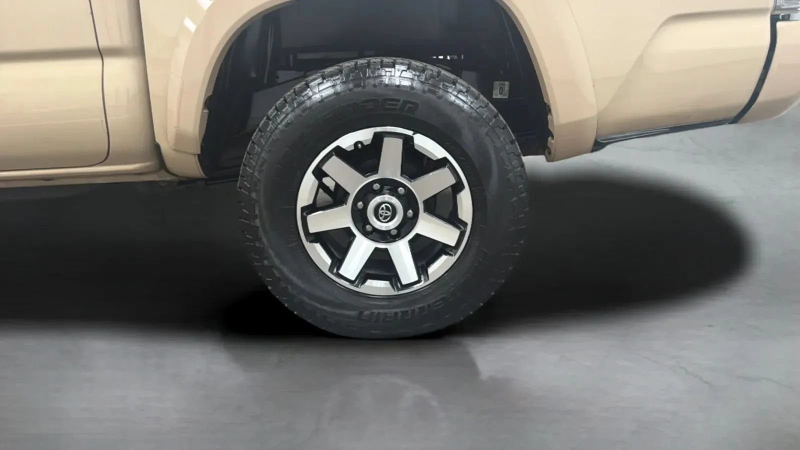 Used 2017 Toyota Tacoma Limited w/ Tow Package RWD image 29
