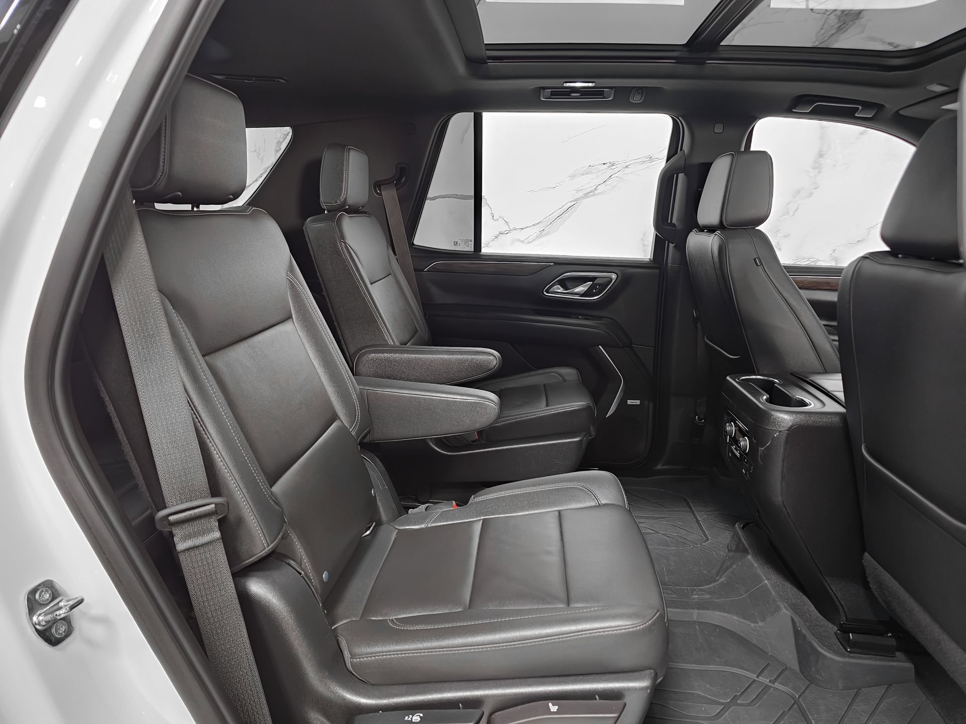 Used 2022 Chevrolet Tahoe Z71 w/ Luxury Package AWD/4WD image 3