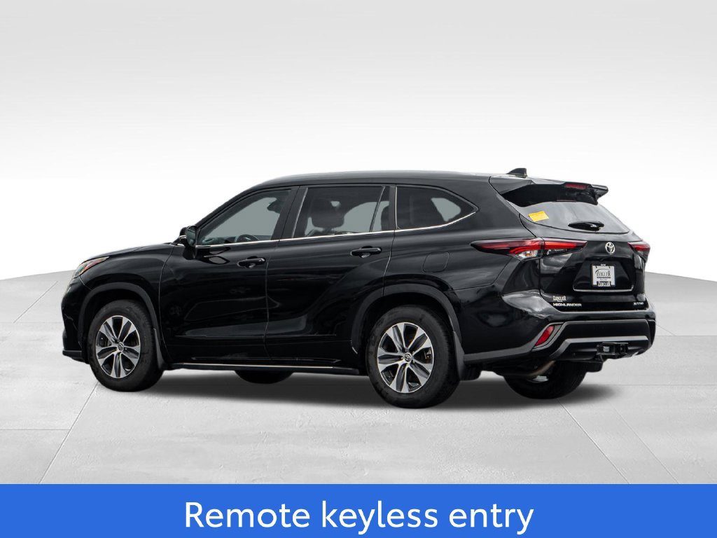 Used 2024 Toyota Highlander XLE AWD/4WD image 5