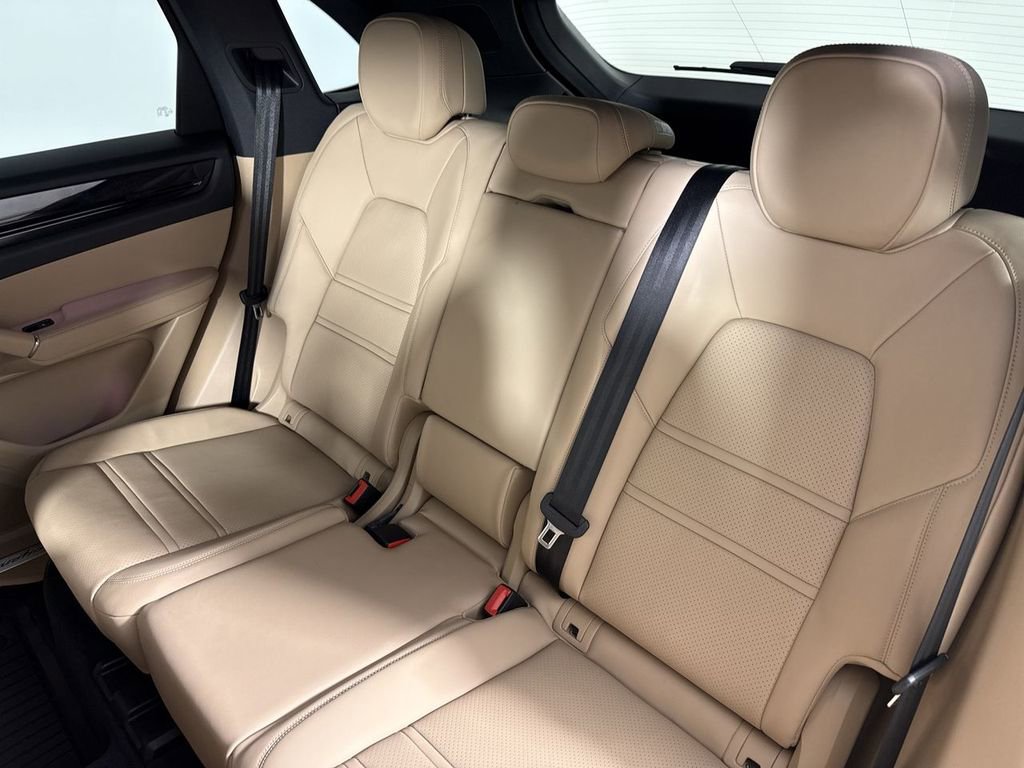 Certified 2023 Porsche Cayenne Platinum Edition image 22