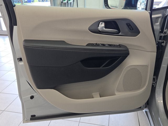 Used 2024 Chrysler Pacifica Touring-L FWD image 18