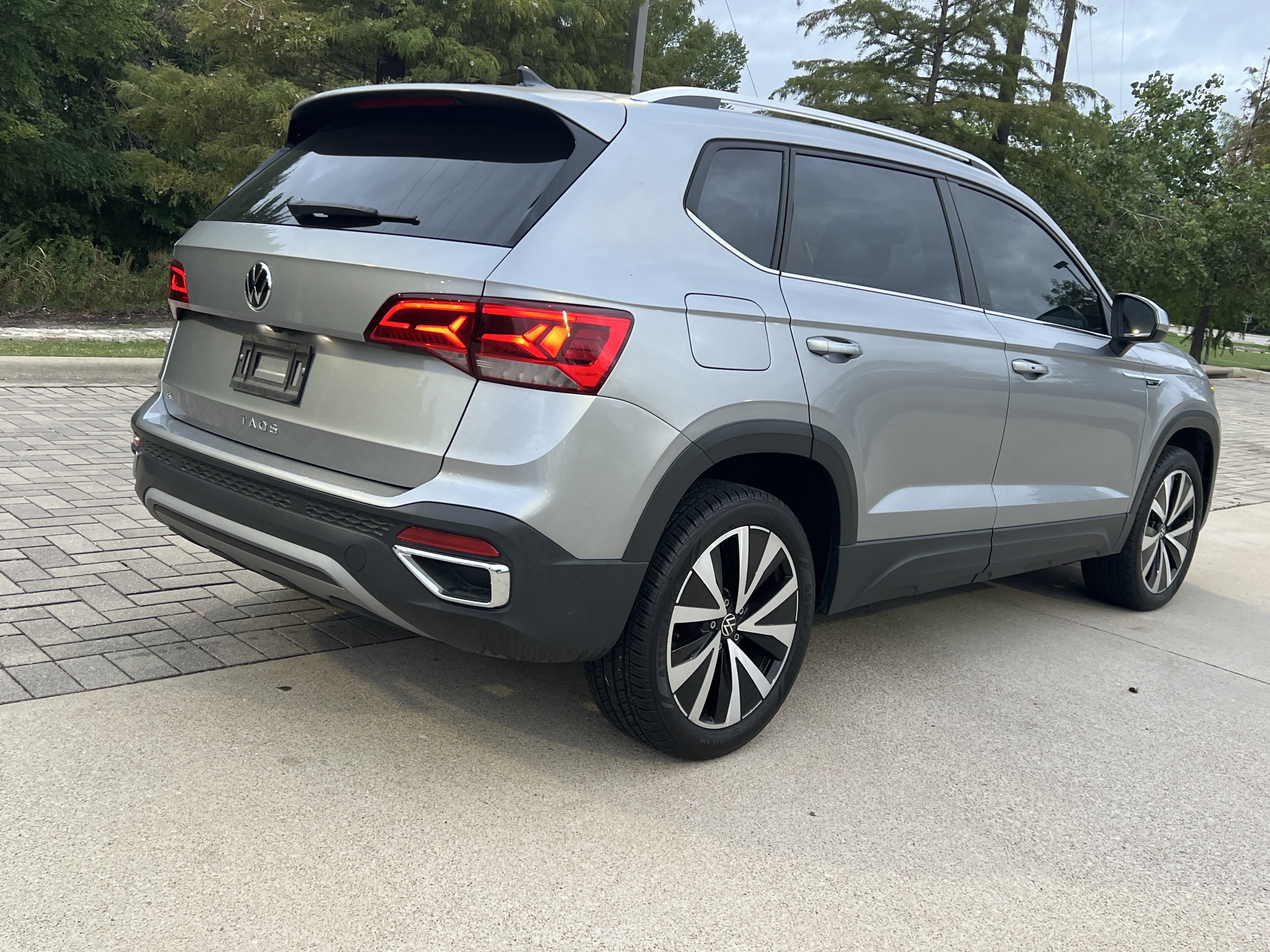 Used 2023 Volkswagen Taos SE w/ Panoramic Sunroof Package FWD image 9