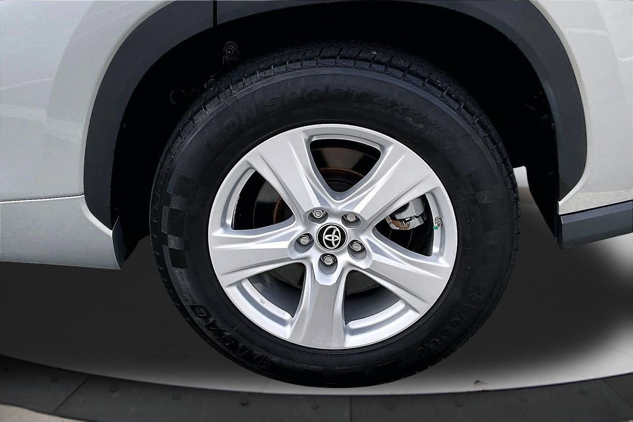 Used 2023 Toyota Highlander LE image 37