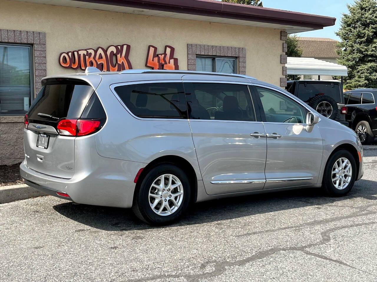 Used 2020 Chrysler Pacifica Touring-L image 3