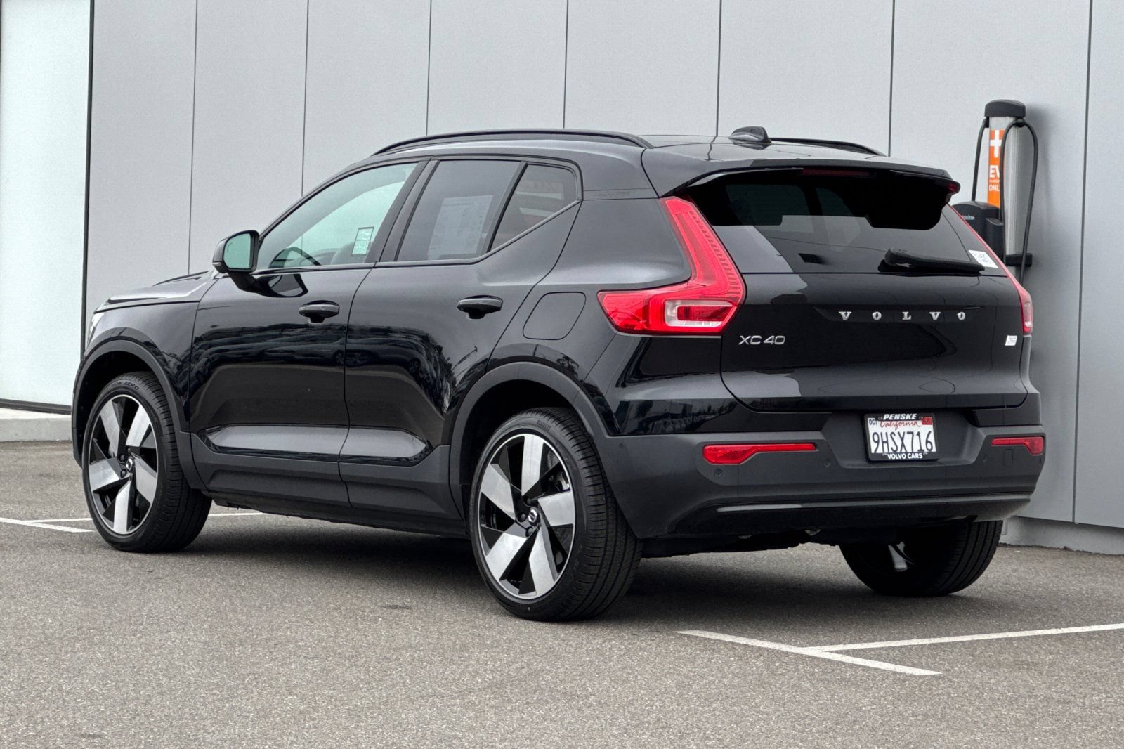 Used 2023 Volvo XC40 Recharge Ultimate w/ Protection Package Premier AWD/4WD image 3